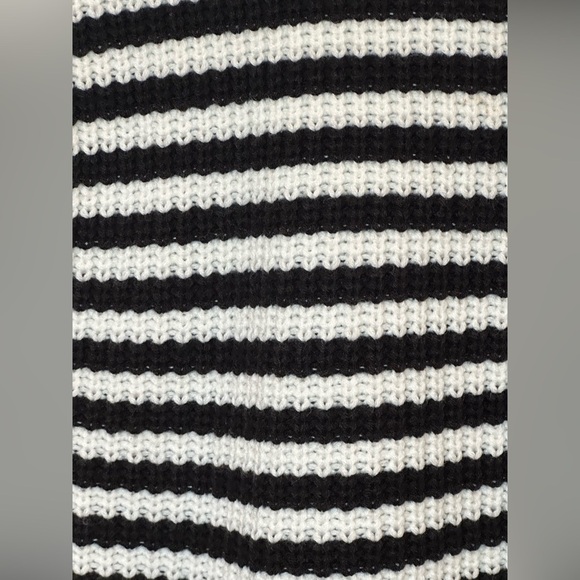 Broadway 38 Women’s Striped Black White Cropped Knit Vest NWT Size Medium - Picture 6 of 8
